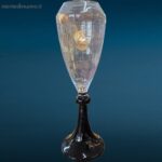 Vaso in vetro con base nera decorativo da interni