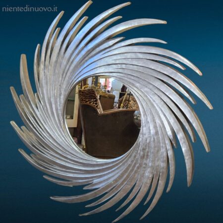 Specchio in legno a spirale con cornice argentata decorativa