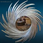 Specchio in legno a spirale con cornice argentata decorativa