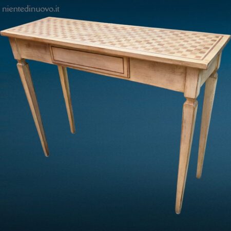 Consolle in legno laccata con piano a scacchiera e gambe a spillo