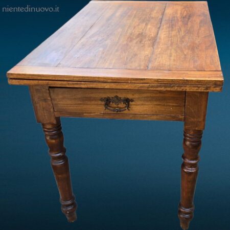 Tavolo in legno allungabile a libro in stile rustico