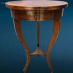 Tavolino tondo in legno con gambe mosse e cassetto centrale