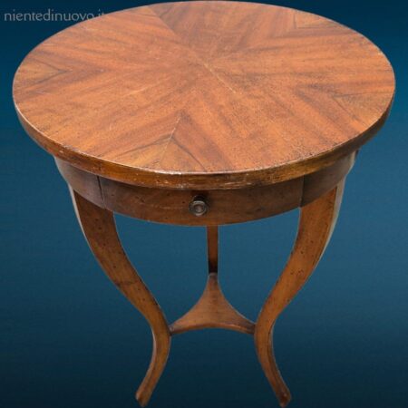 Tavolino tondo in legno con gambe mosse e cassetto centrale