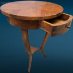 Tavolino tondo in legno con gambe mosse e cassetto centrale