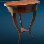 Tavolino tondo in legno con gambe mosse e cassetto centrale