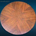 Tavolino tondo in legno con gambe mosse e cassetto centrale