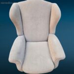 Poltrona imbottita in tessuto ecru con piedini in legno
