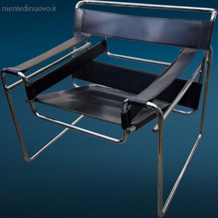 Poltrona Wassily nera in cuoio, replica d’epoca con struttura in acciaio cromato