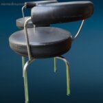 Replica d’epoca della poltroncina girevole in pelle LC7 con base cromata