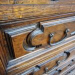 antico canterano in noce del 600 con ribalta e cassetti intagliati