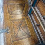 antico canterano in noce del 600 con ribalta e cassetti intagliati