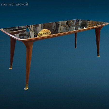 Tavolo vintage design anni 60 con piano in vetro nero opalino e gambe con puntali in ottone