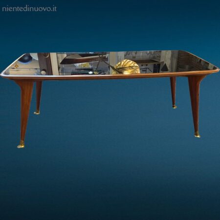 Tavolo vintage design anni 60 con piano in vetro nero opalino e gambe con puntali in ottone