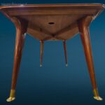 Tavolo vintage design anni 60 con piano in vetro nero opalino e gambe con puntali in ottone