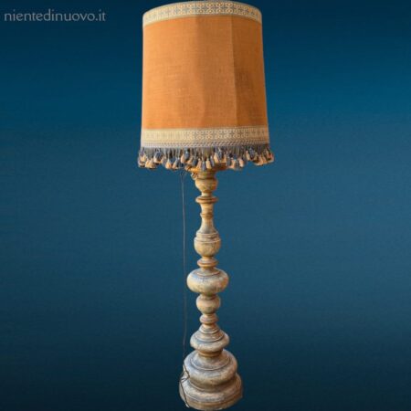 vecchia lampada da terra anni 60 con paralume grande e base in legno massello