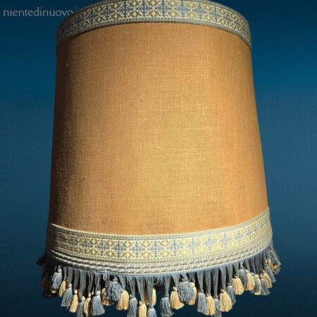 vecchia lampada da terra anni 60 con paralume grande e base in legno massello
