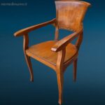 poltroncina in legno con braccioli vintage in buone condizioni