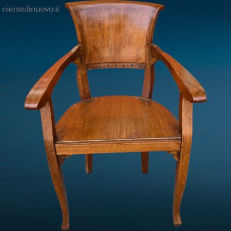 poltroncina in legno con braccioli vintage in buone condizioni