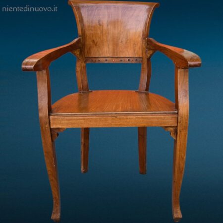 poltroncina in legno con braccioli vintage in buone condizioni