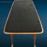 Tavolo vintage design anni 60 con piano in vetro nero opalino e gambe con puntali in ottone