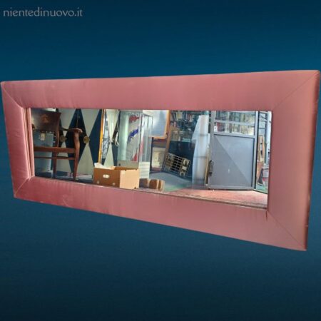 Specchiera gigante artigianale con cornice imbottita in raso rosa pallido