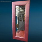 Specchiera gigante artigianale con cornice imbottita in raso rosa pallido
