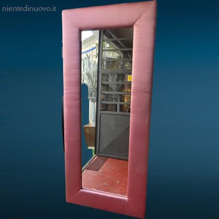 Specchiera gigante artigianale con cornice imbottita in raso rosa pallido