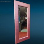 Specchiera gigante artigianale con cornice imbottita in raso rosa pallido