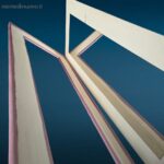Specchiera gigante artigianale con cornice imbottita in raso rosa pallido