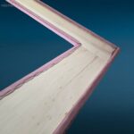 Specchiera gigante artigianale con cornice imbottita in raso rosa pallido