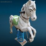 vecchio cavallino da giostra con base in metallo e mollone oscillante