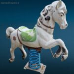 vecchio cavallino da giostra con base in metallo e mollone oscillante