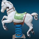 vecchio cavallino da giostra con base in metallo e mollone oscillante