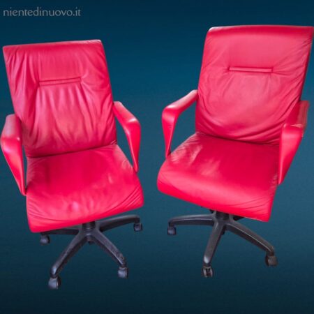 Poltrona Frau dirigenziale in pelle rossa con base a rotelle non originale