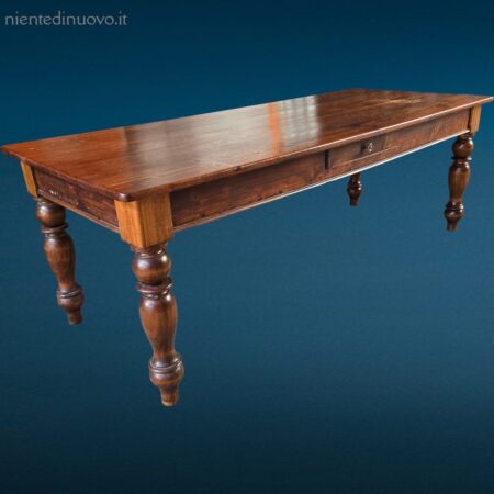 Tavolone fine '800 in abete con gambe tornite e cassetto centrale