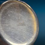 Brocca versatoio in argento 800 sbalzata a mano, vista laterale