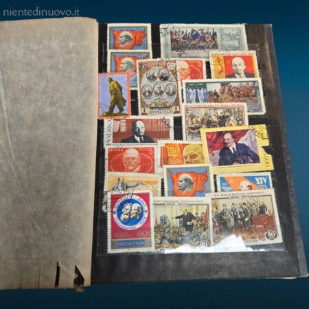 collezione di vecchi francobolli russi in raccoglitore vintage