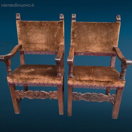 coppia seggioloni d’epoca scolpiti in noce con velluto e braccioli
