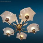 lampadario anni 50 in vetro e ottone con coppe lavorate e struttura floreale