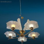 lampadario anni 50 in vetro e ottone con coppe lavorate e struttura floreale