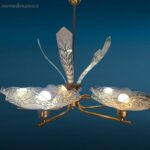 lampadario anni 50 in vetro e ottone con coppe lavorate e struttura floreale