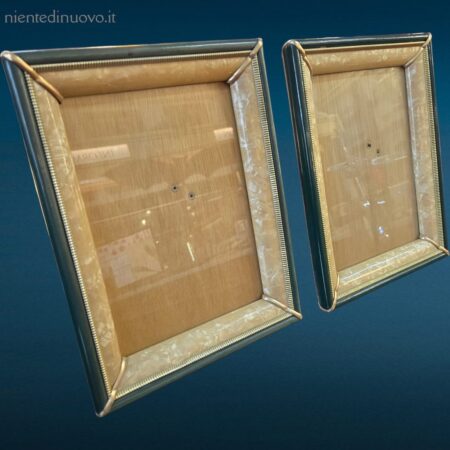 Coppia di cornici portaritratti anni '50 in verde con passepartout madreperlato