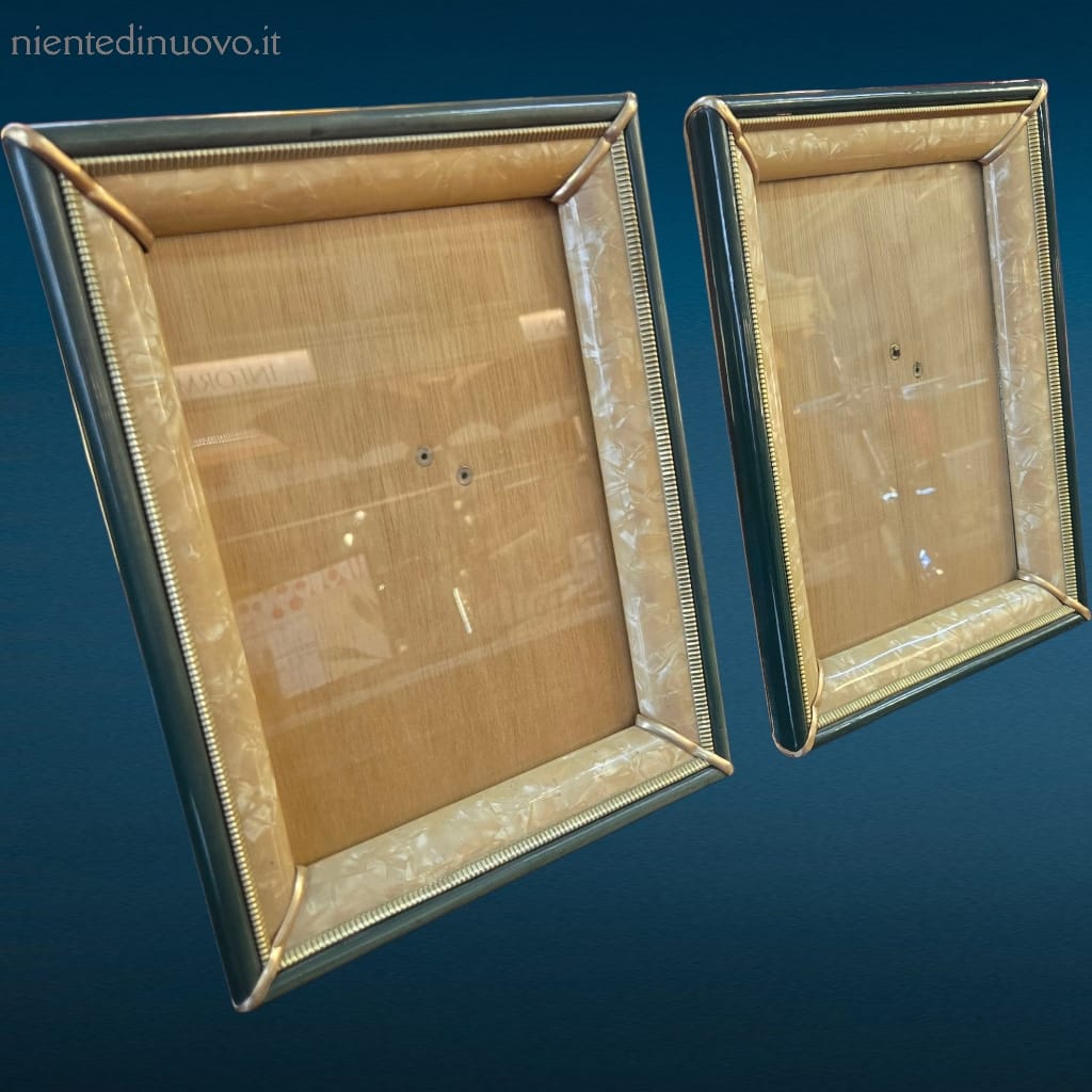 41418_1.jpg Coppia di cornici portaritratti anni '50 in verde con passepartout madreperlato