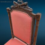 Sedia in legno primi '900 in stile Liberty con rivestimento rosato e intagli decorativi