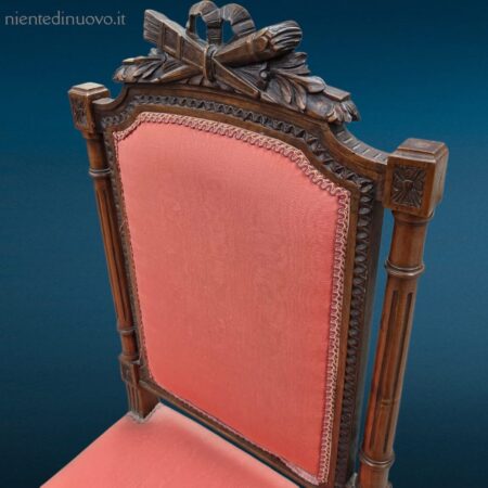 Sedia in legno primi '900 in stile Liberty con rivestimento rosato e intagli decorativi