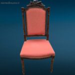 Sedia in legno primi '900 in stile Liberty con rivestimento rosato e intagli decorativi