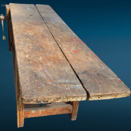 Antico tavolo da lavoro da falegname in legno massello con morsa originale