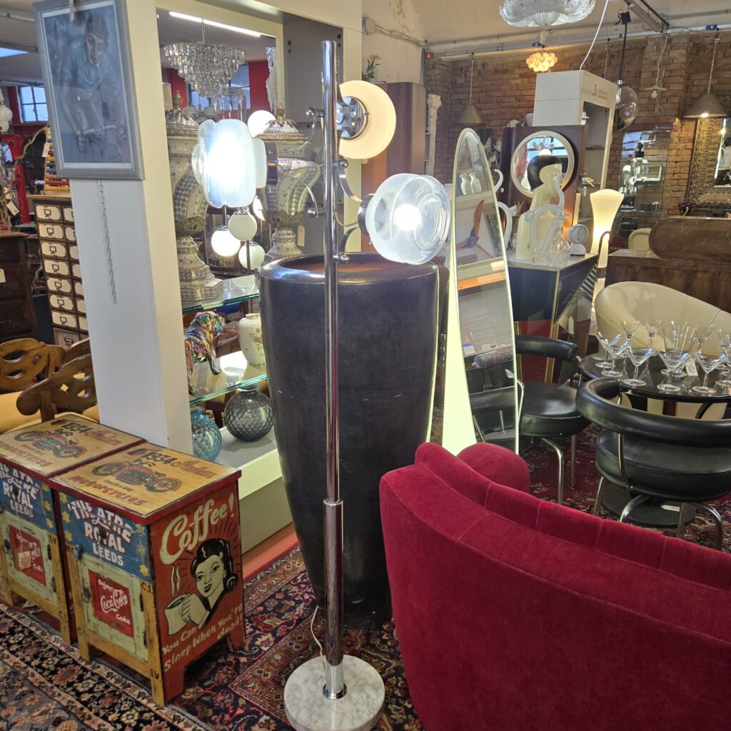 lampada vintage anni 70 in acciaio con tre diffusori in vetro soffiato originale funzionante