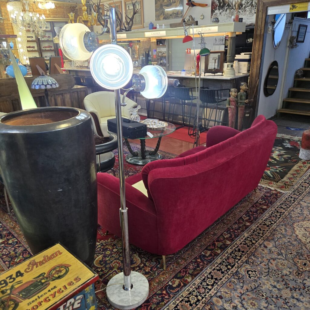 lampada vintage anni 70 in acciaio con tre diffusori in vetro soffiato originale funzionante