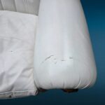 poltrona in pelle classica bianca con cuscino in piuma d’oca e schienale capitonné